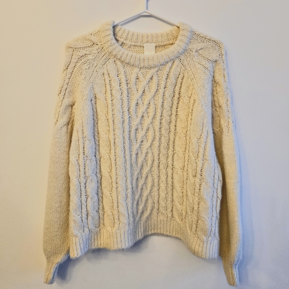 SOLD 50% off ⭐️ H&M Soft Cableknit Sweater Size Medium - Picture 1 of 5